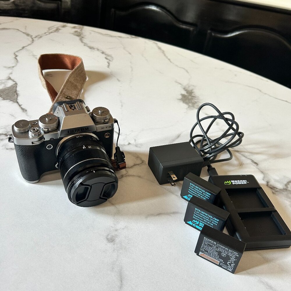Fujifilm Silver and Black Mirrorless Camera with Lens and Charger Kit